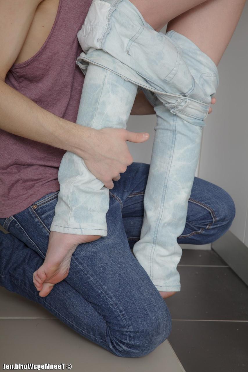 20P Petite morena adolescente Trinity recebendo uma lambida de buceta e uma surra anal hardcore