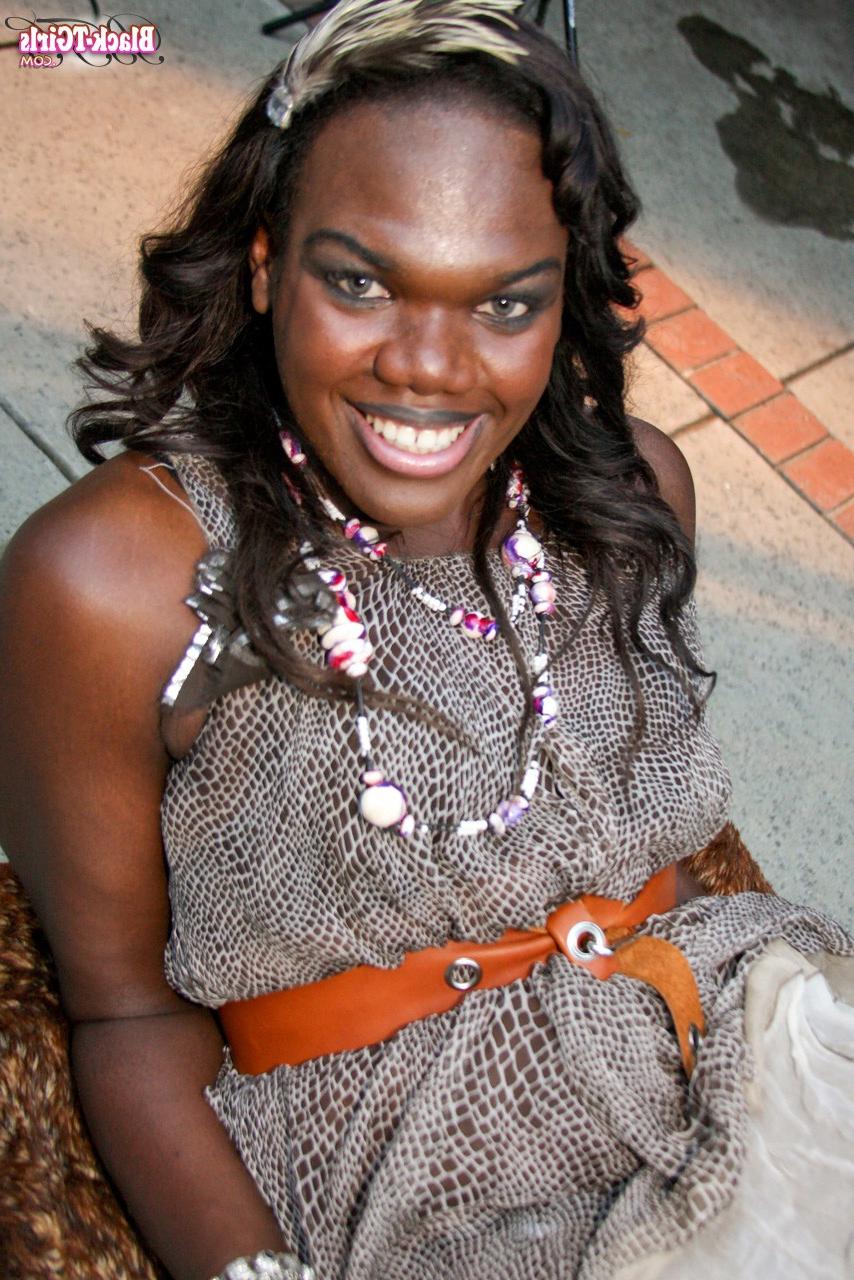 16P A travesti negra excêntrica Angeline Fontaine deixa cair o vestido e revela seu pau