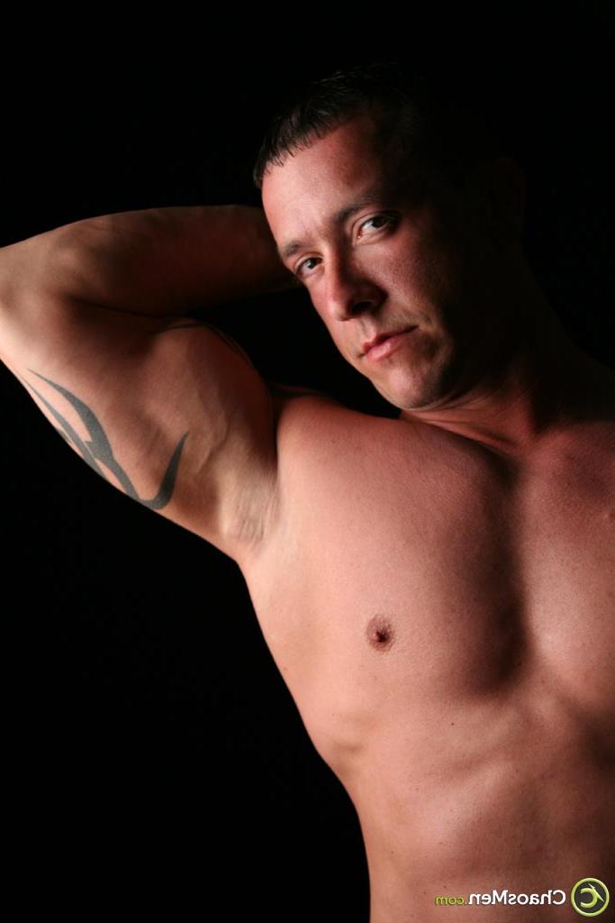 20P Degan gay musculoso e gostoso mostra seu abdômen e seu pau grande e duro em um solo