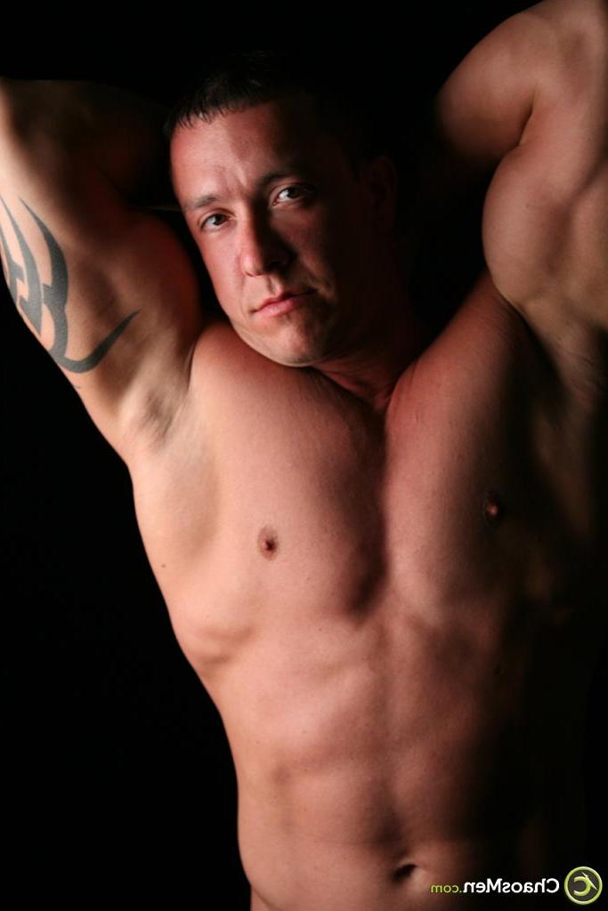 20P Degan gay musculoso e gostoso mostra seu abdômen e seu pau grande e duro em um solo