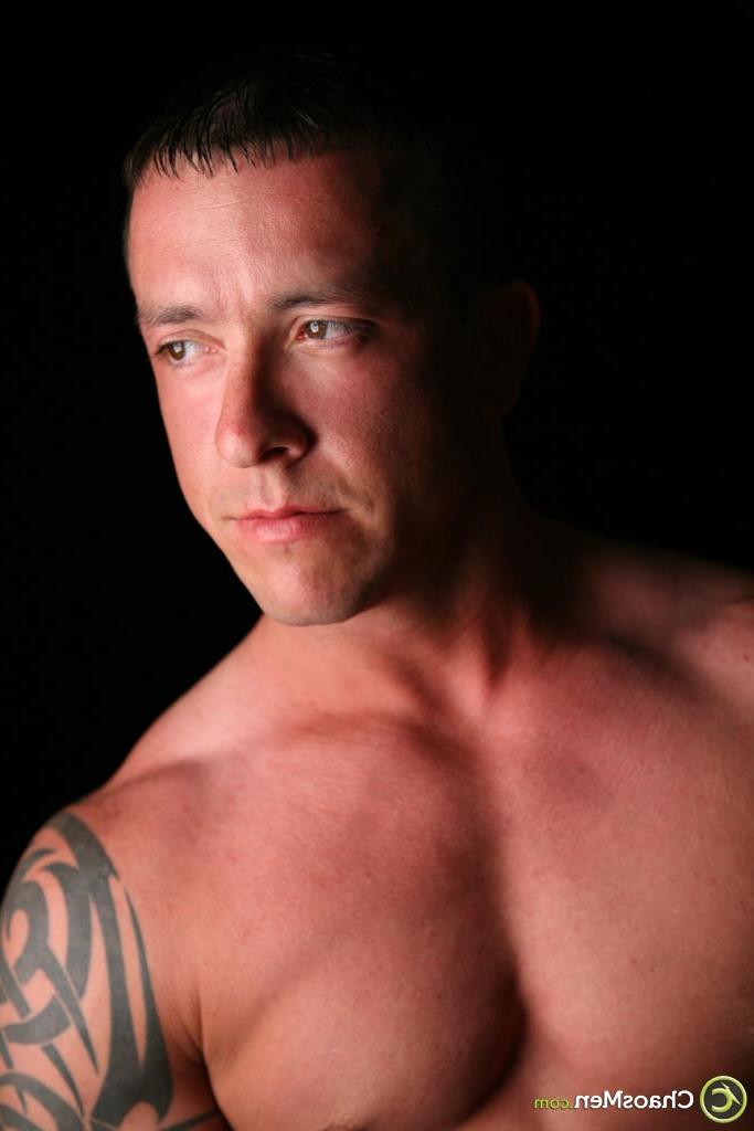 20P Degan gay musculoso e gostoso mostra seu abdômen e seu pau grande e duro em um solo