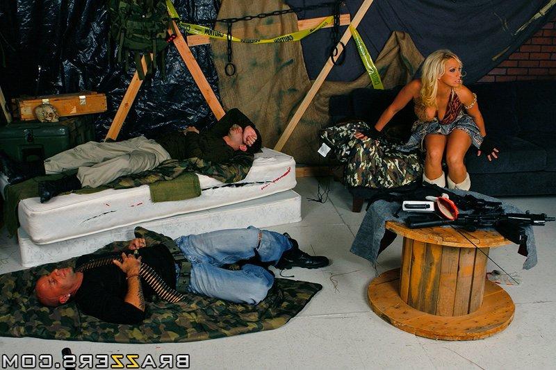 15P La blonde en chaleur Nikki Hunter s'amuse avec deux bites rigides.