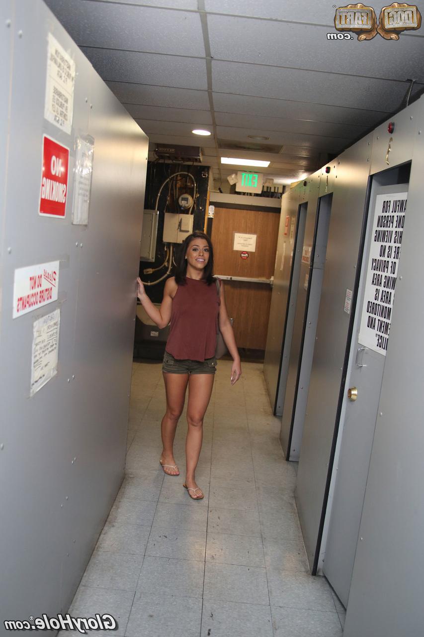 16P Amante de pau preto Adriana Chechik dedilha a buceta de perto na sala do Gloryhole