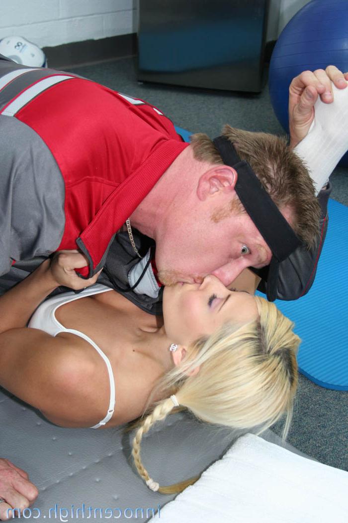 20P Madison Ivy, une jeune athlétique, fait une pipe dans le vestiaire de l'entraîneur et une balade en cow-girl.