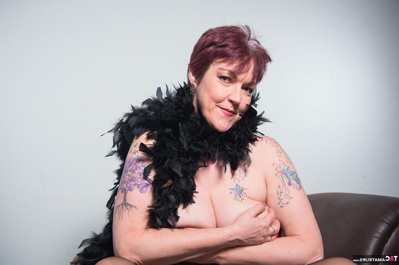 16P La pelirroja mayor Layla Bird luce una boa de plumas antes de mostrar sus tetas y su coño