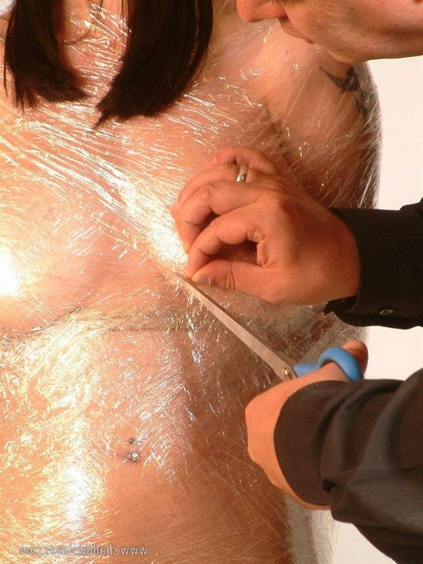 12P Die vollbusige Brünette wird vor dem schmerzhaften Nippelspiel in Frischhaltefolie gefesselt