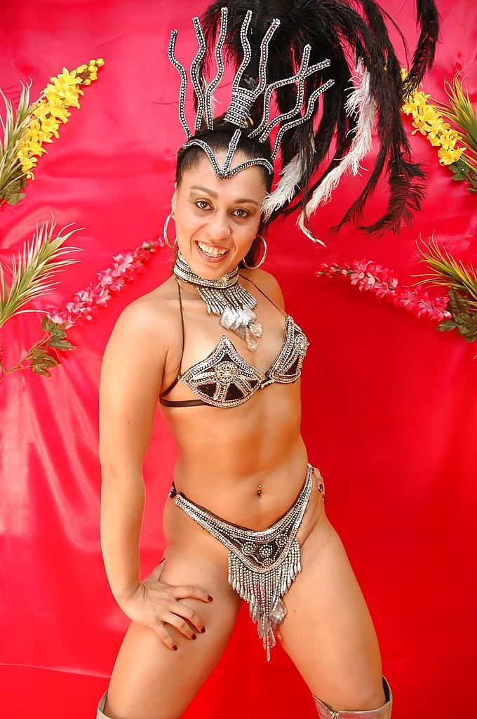 16P Latina juguetona quitándose su traje de carnaval y exponiendo su cuerpo follable
