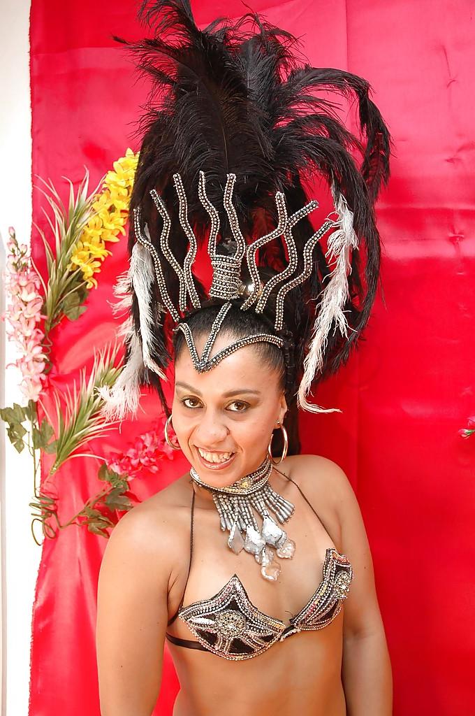 16P Latina juguetona quitándose su traje de carnaval y exponiendo su cuerpo follable