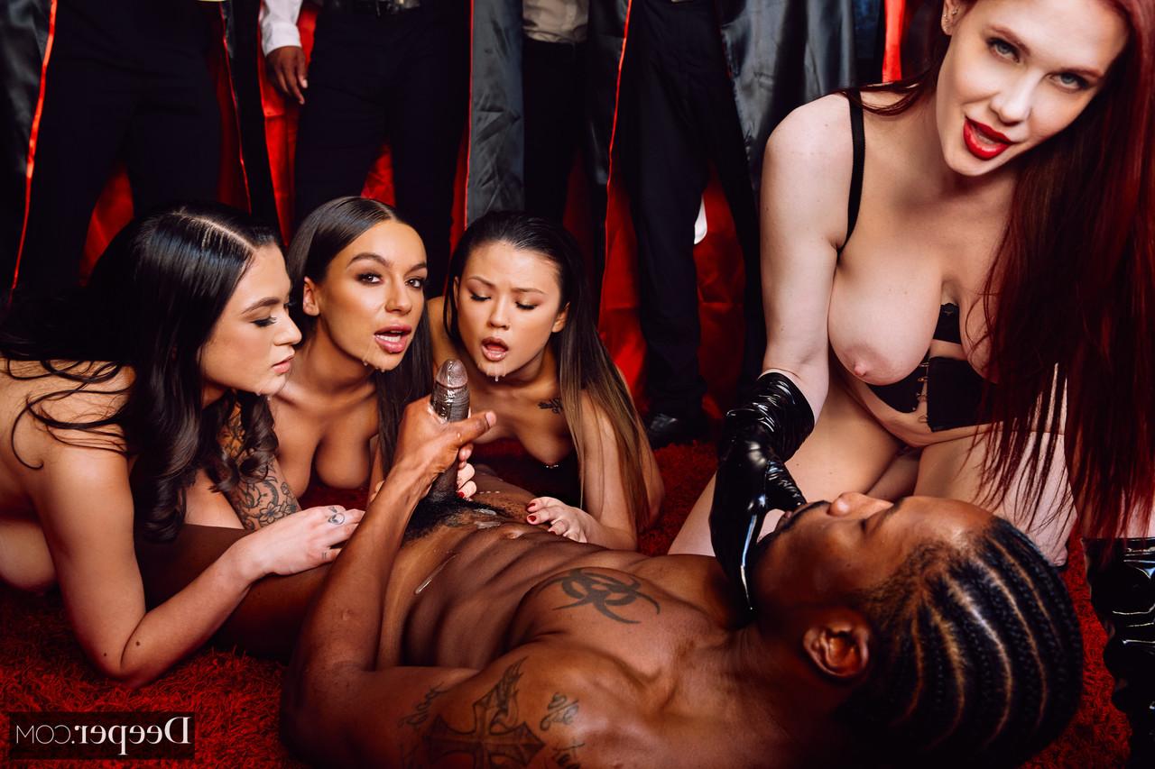 20P Estrellas porno pervertidas con grandes tetas compartiendo una BBC en una orgía interracial