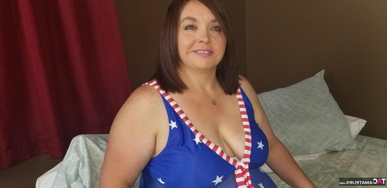 20P Amateur BBW Sexy NE BBW trabaja su gran culo y arranca libre de lencería