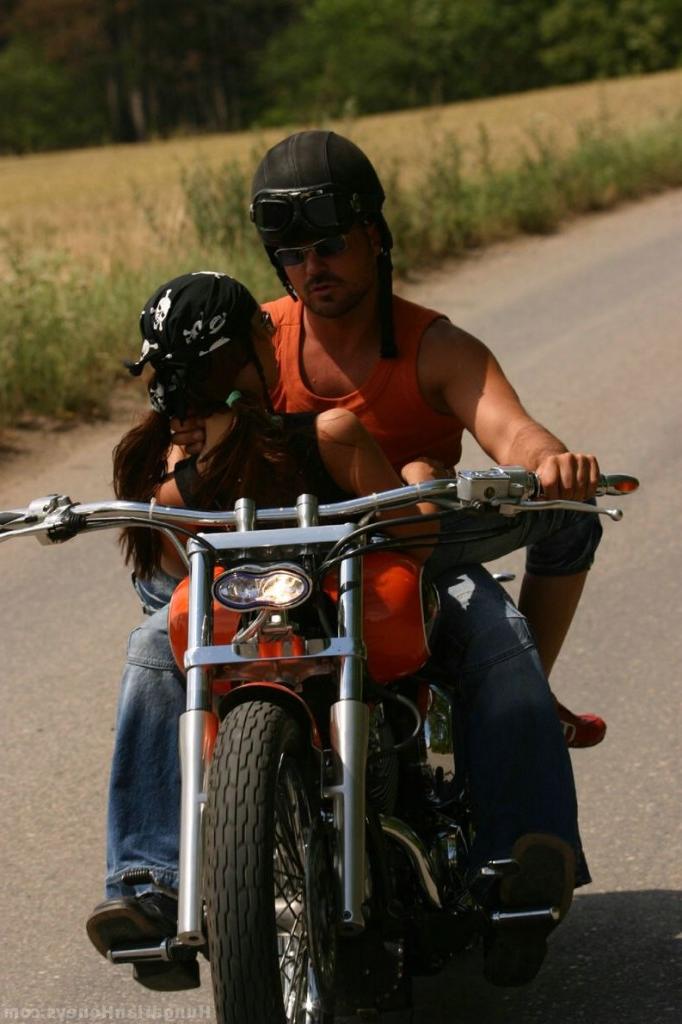 20P A motociclista Daria Glover gosta de sexo anal ao ar livre e faz um tratamento facial bagunçado