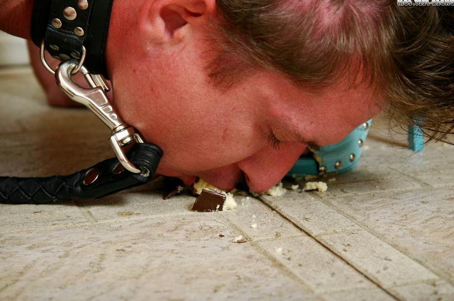 16P Die dominante Dame lässt ihren unterwürfigen Liebhaber Essen vom Küchenboden aufräumen