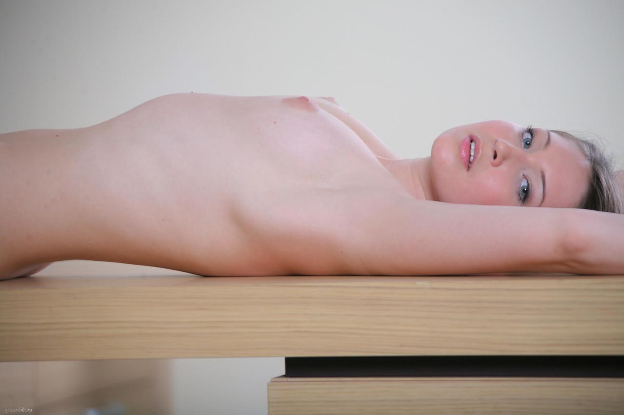 20P Agnessa, une jeune brune entièrement naturelle, pose les fesses nues et exhibe ses tétons gonflés.