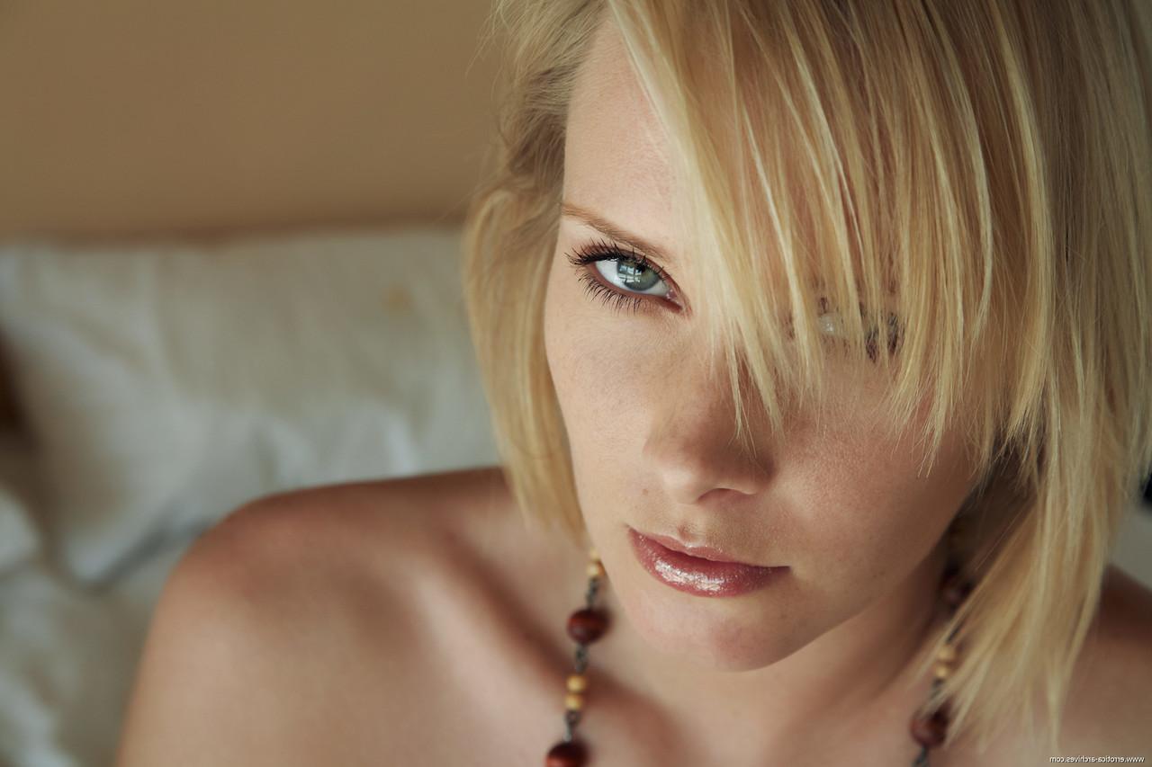 17P Seductora chica rubia con pechos pequeños va descalza durante poses desnudas en la cama