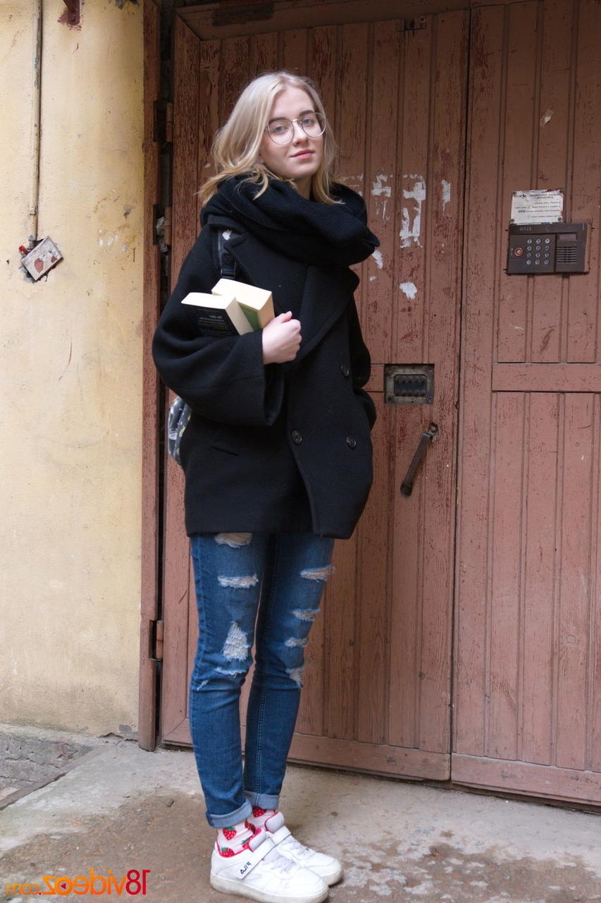 15P Die 18-jährige blonde Clockwork Victoria geht mit Brille von der Muschi zum Mund