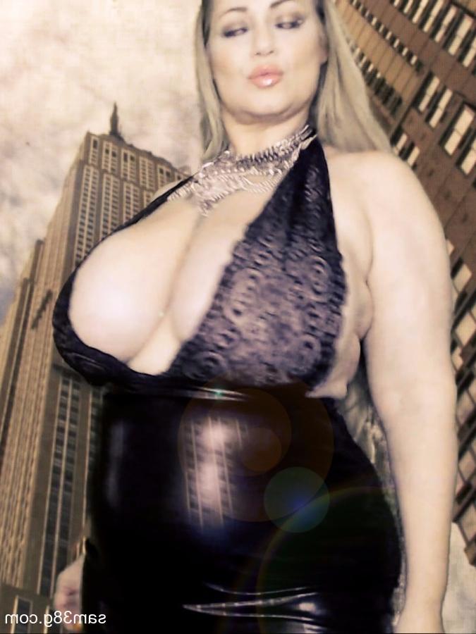 15P A loira rechonchuda Samantha 38G mostra seus peitos grandes deslumbrantes de perto