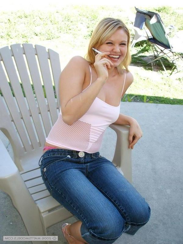 16P Süßes blondes Mädchen raucht eine Zigarette, bevor es seine natürlichen Titten in Jeans entfesselt