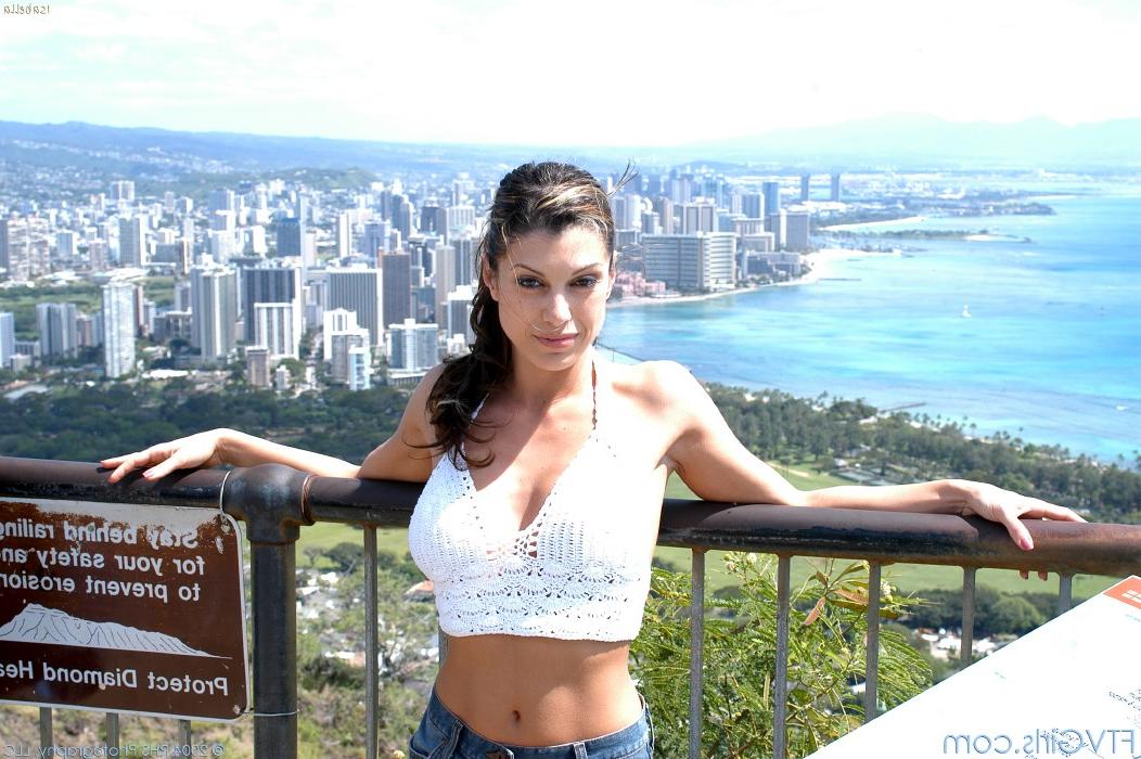 20P La hermosa Isabella muestra su sabroso clítoris y sus dulces tetas en una gira por Hawaii