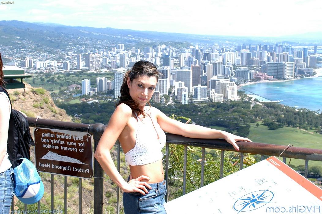 20P La hermosa Isabella muestra su sabroso clítoris y sus dulces tetas en una gira por Hawaii