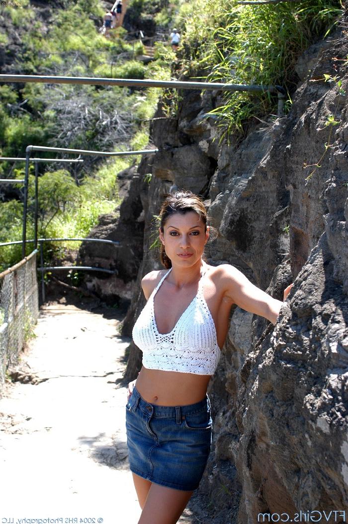 20P La hermosa Isabella muestra su sabroso clítoris y sus dulces tetas en una gira por Hawaii