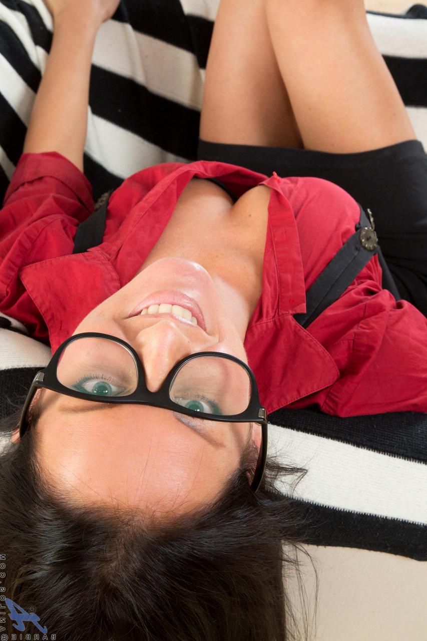 20P Das sexy brünette Babe Barbie mit Brille entblößt ihre schlanke Figur und masturbiert
