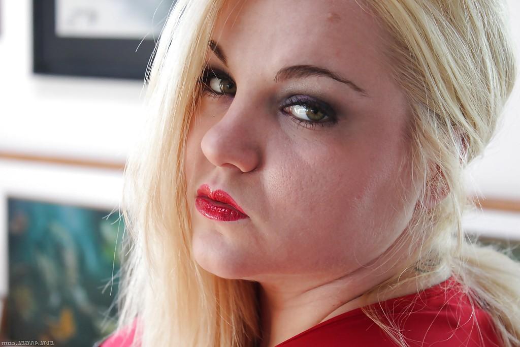 16P Die fette Blondine Sheena Shaw spielt mit ihrem riesigen Arsch und ihrer Analöffnung