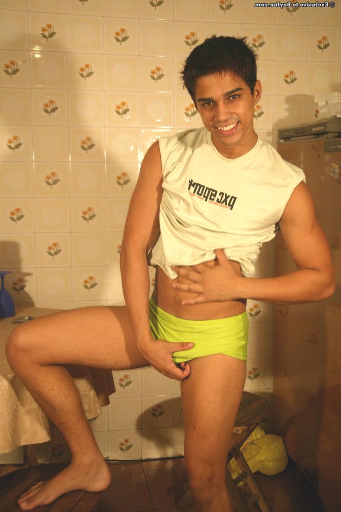 20P Bruno gay negro tira a camisa e acaricia sua ereção em um show solo