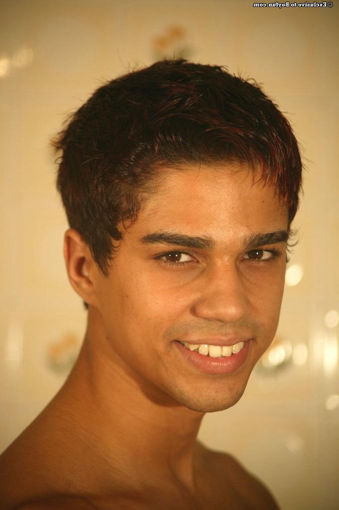 20P Bruno gay negro tira a camisa e acaricia sua ereção em um show solo