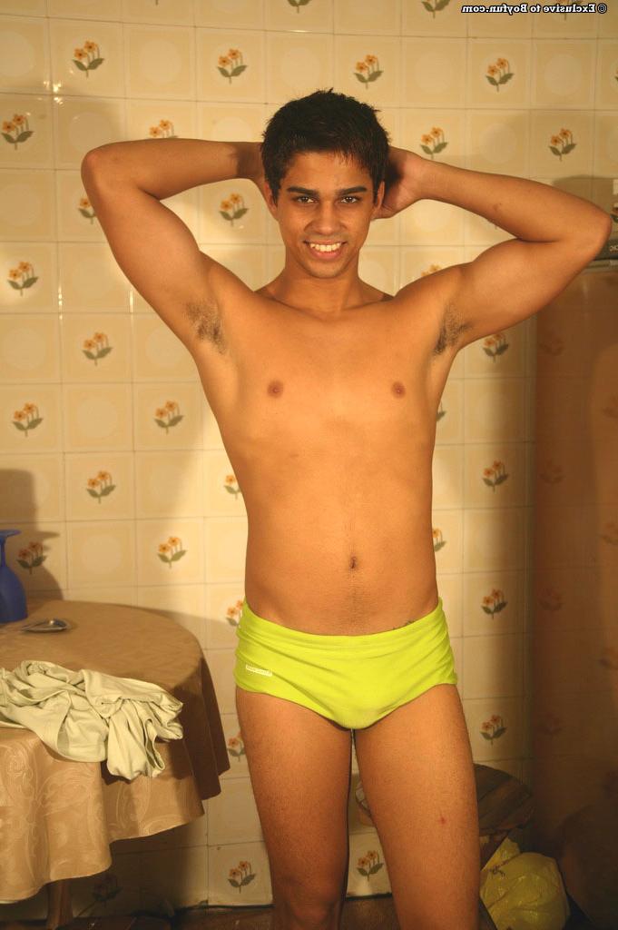 20P Bruno gay negro tira a camisa e acaricia sua ereção em um show solo