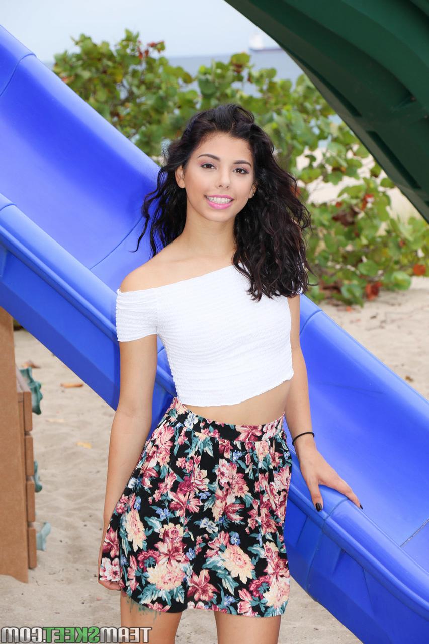 16P Gina Valentina, une bombasse maigre et sauvage, joue dans le parc et montre ses cadeaux.