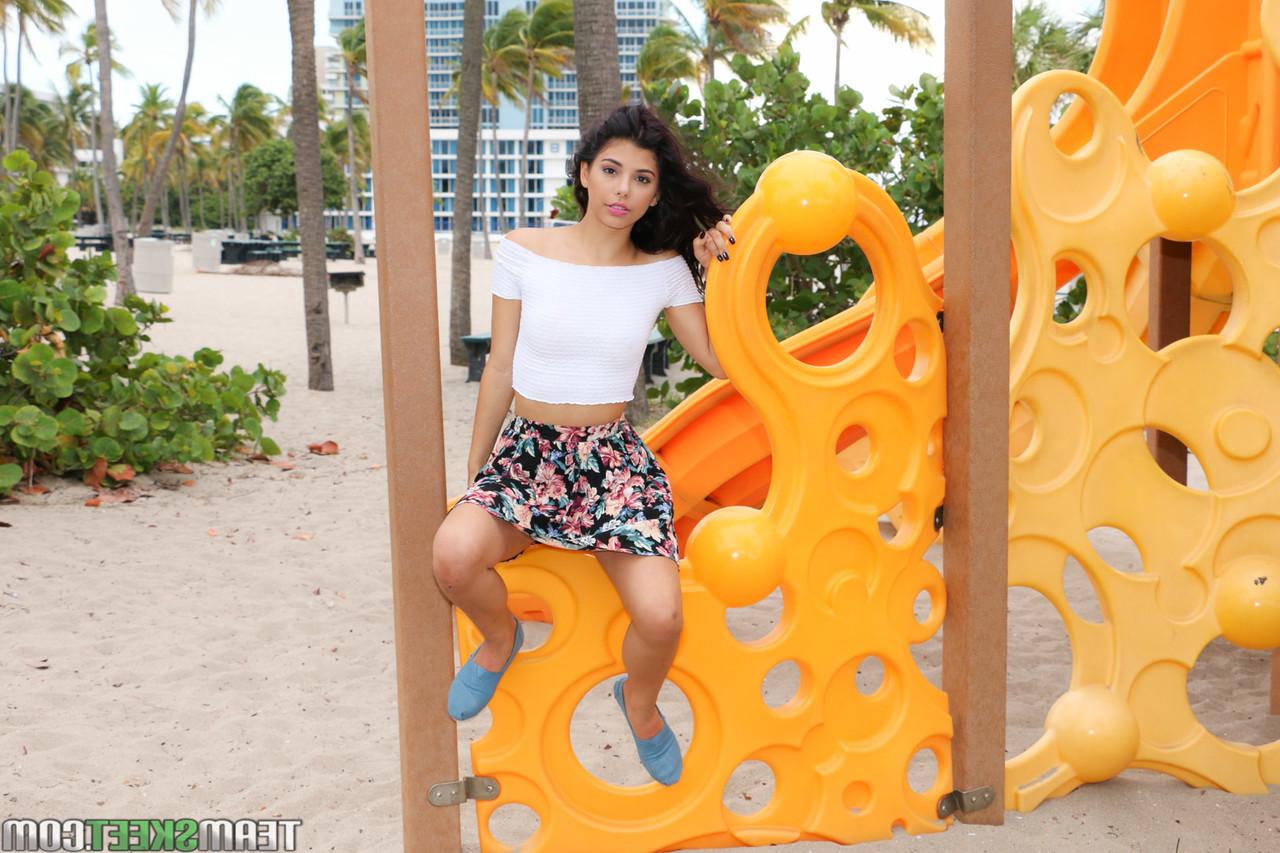 16P Gina Valentina, une bombasse maigre et sauvage, joue dans le parc et montre ses cadeaux.
