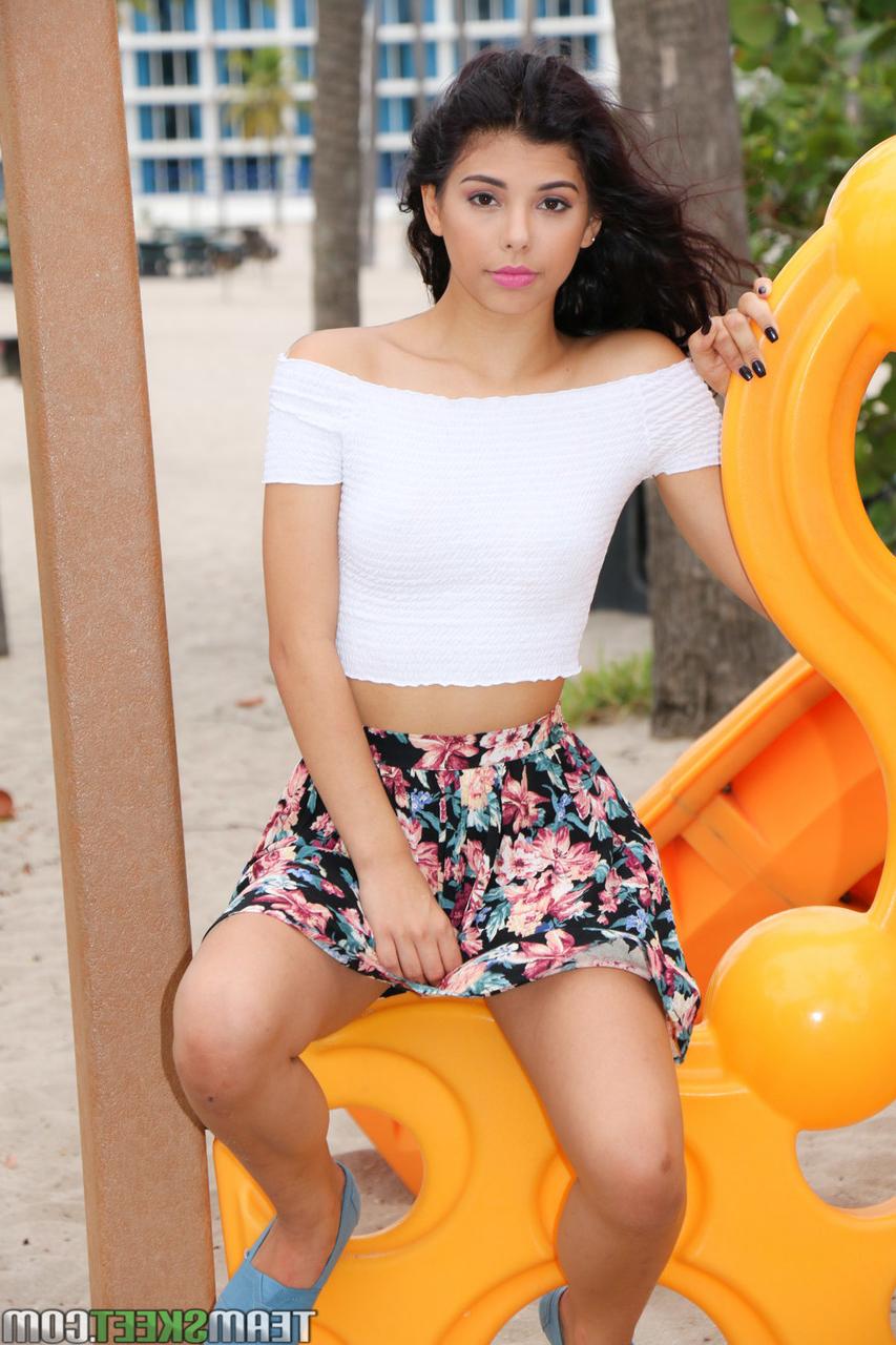 16P Gina Valentina, une bombasse maigre et sauvage, joue dans le parc et montre ses cadeaux.