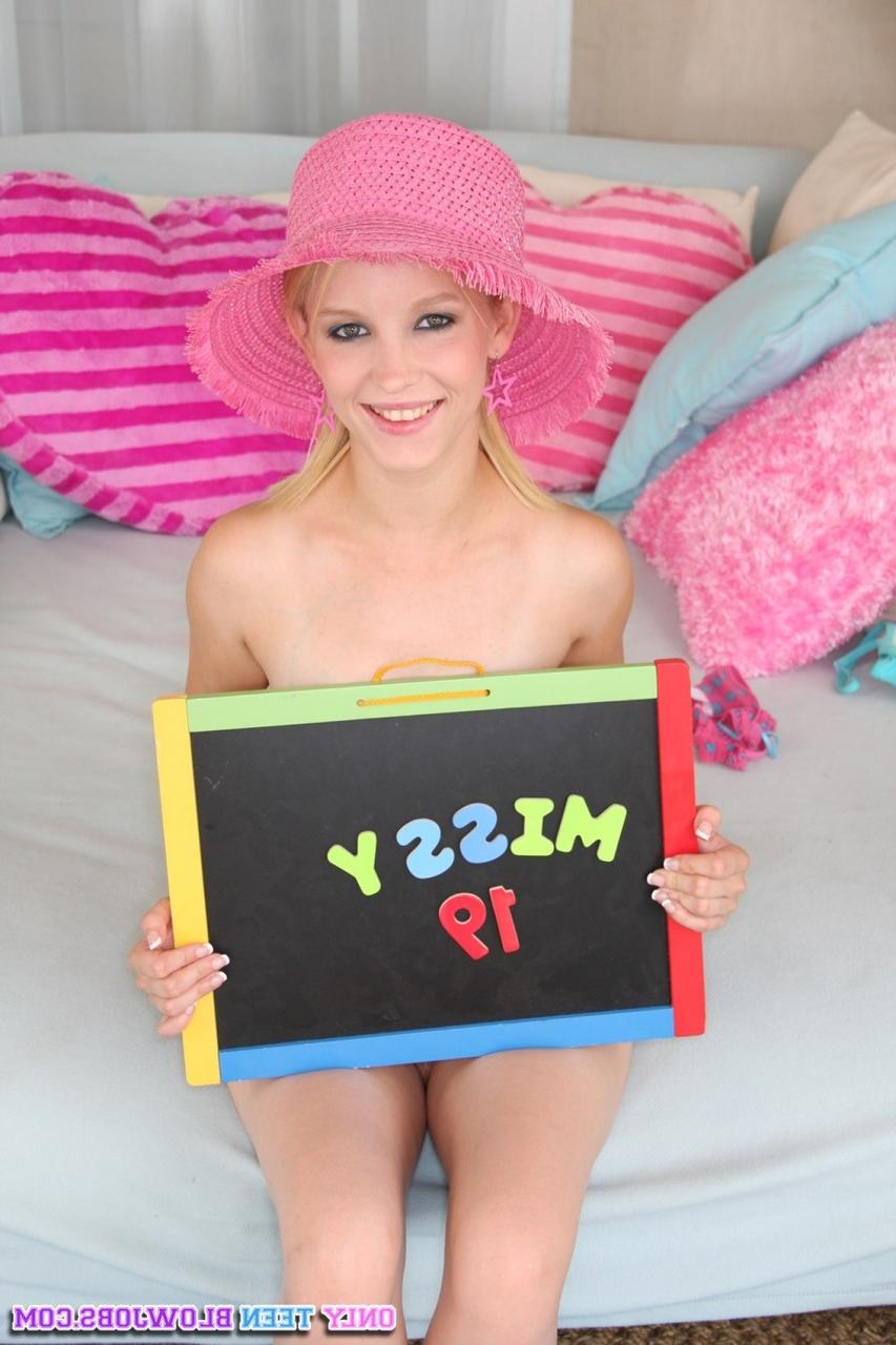20P La joven rubia Missy Mae con grandes tetas y pezones mama una polla monstruosa