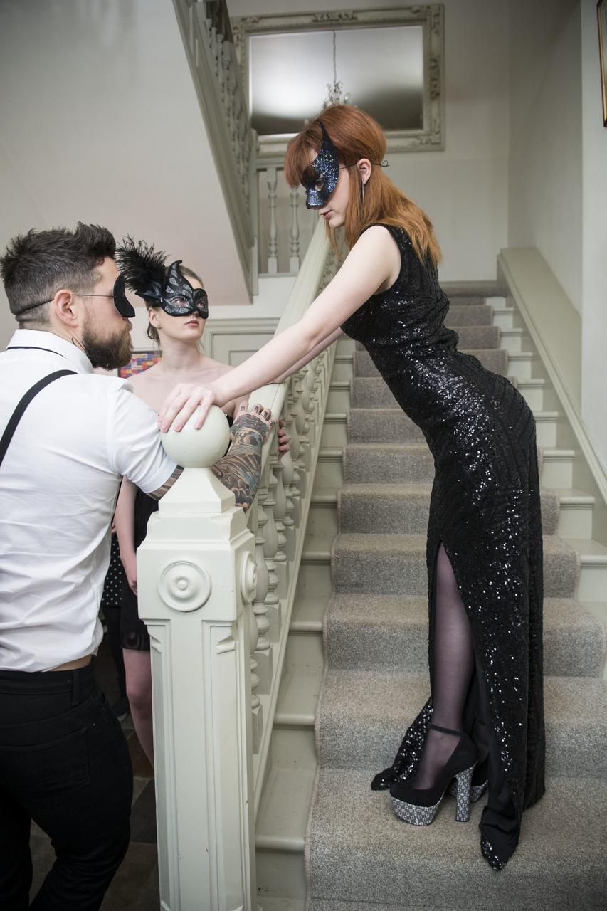 20P Carly Rae, une rousse masquée aux gros seins, se fait défoncer dans les escaliers.