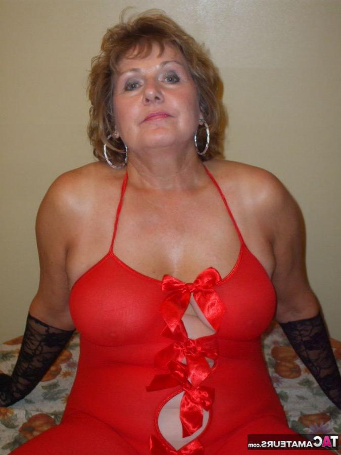20P La mayor amateur Busty Bliss tira de un pene en lencería reveladora