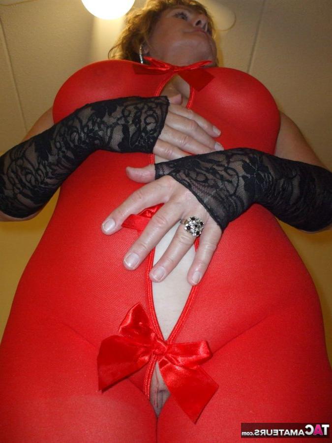 20P La mayor amateur Busty Bliss tira de un pene en lencería reveladora