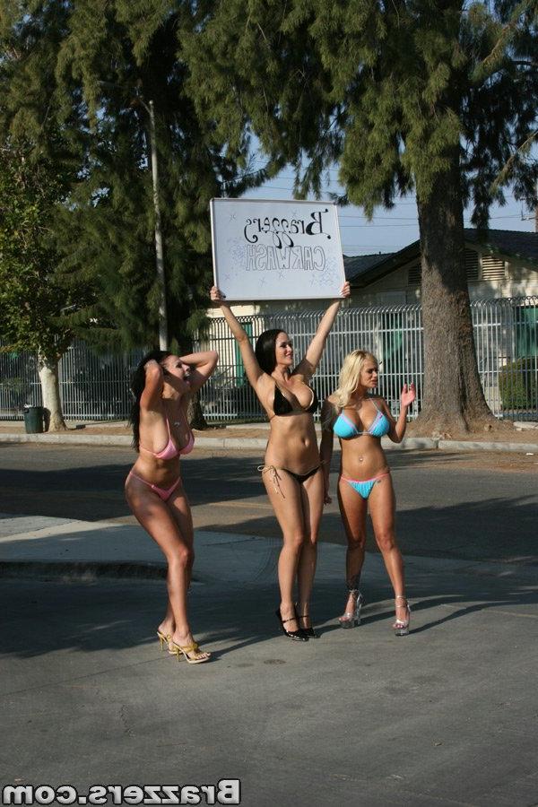 20P 3 vollbusige Girls in Bikinis bumsen bei der Arbeit in der Autowaschanlage einen großen Schwanz