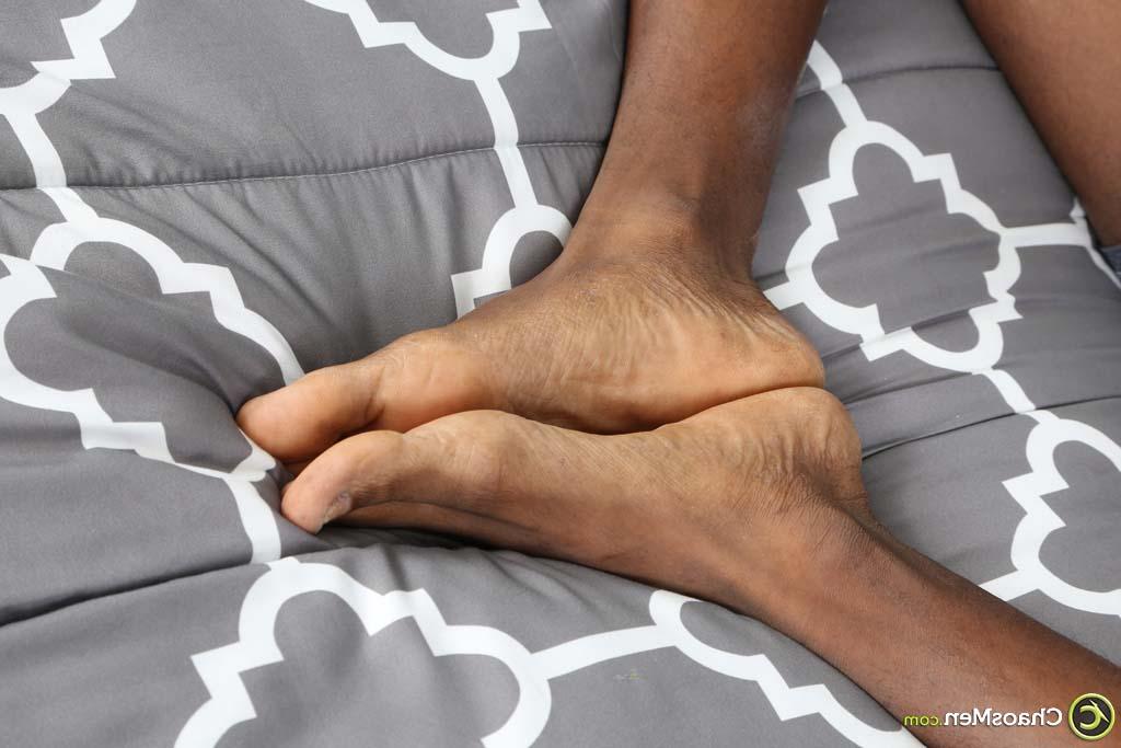 20P Der fantastisch aussehende schwarze Schwule Daryl zeigt seinen großen Schwanz und posiert nackt auf einem Bett