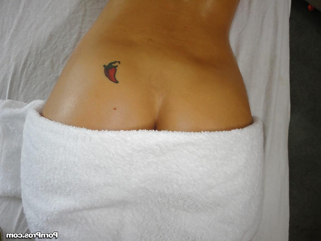 16P Jovem morena peituda Charley Chase massagem sensual e nudez superior