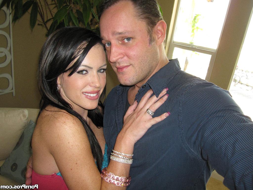 16P Jenna Presley filmou enquanto chupava um pau de maneira dura enquanto gemia