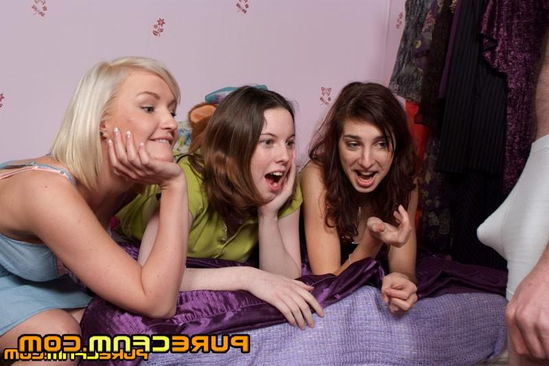 17P Chicas británicas hacen una mamada CFNM mientras están en una cama
