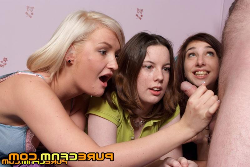 17P Chicas británicas hacen una mamada CFNM mientras están en una cama