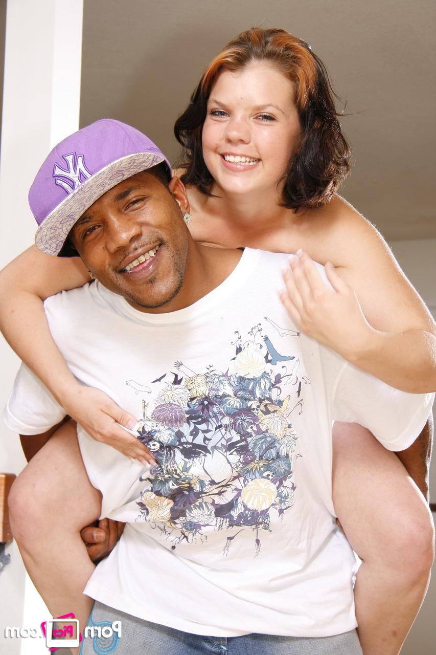 20P Die nuttige Amateurin Lindsey bumst in einer heißen Interracial-Szene einen großen schwarzen Schwanz