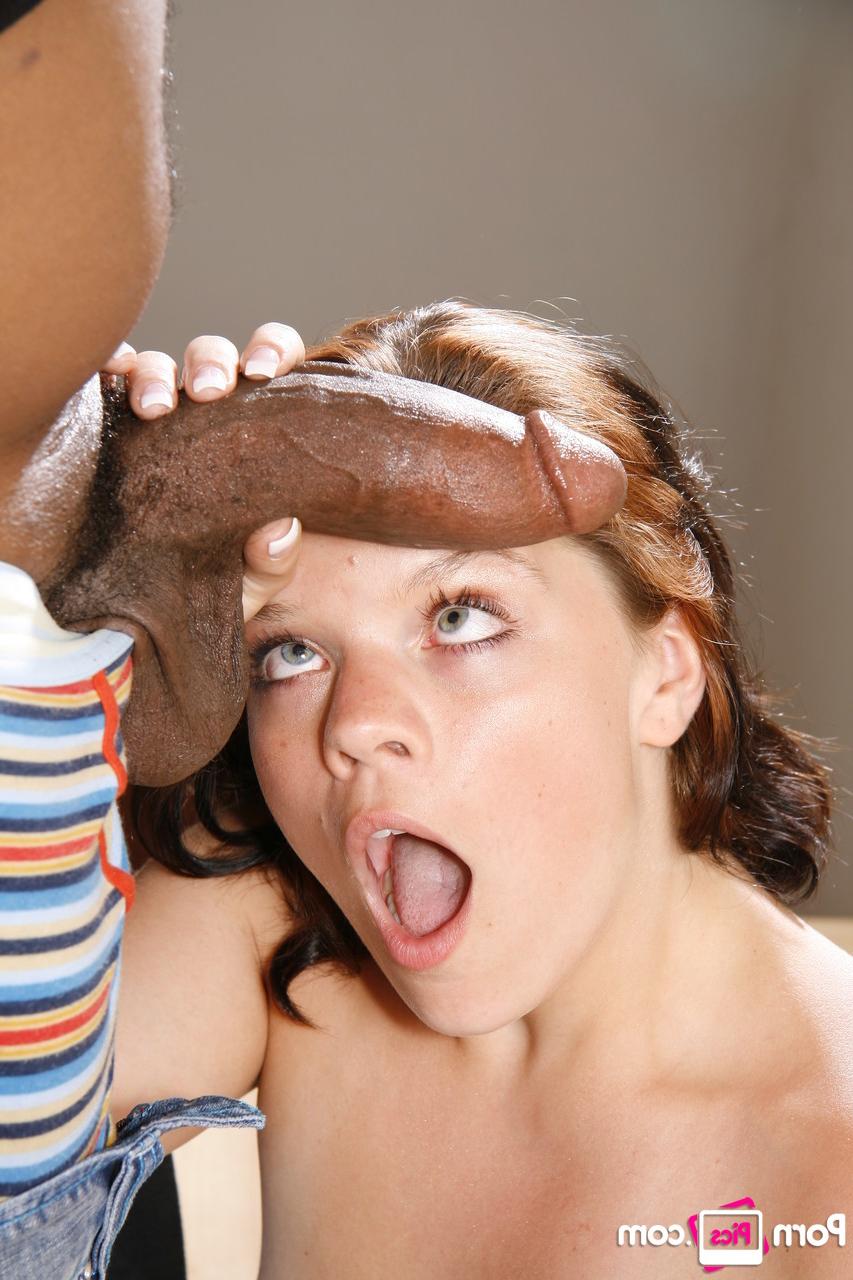 20P Die nuttige Amateurin Lindsey bumst in einer heißen Interracial-Szene einen großen schwarzen Schwanz