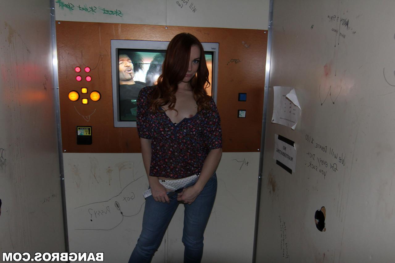 20P A ruiva americana excitada Dani Jensen enfia um pau duro em um buraco de glória