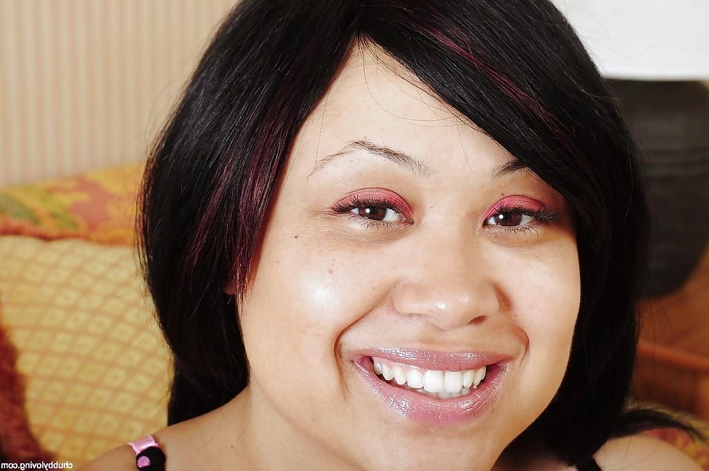16P La gorda morena Twilight revela sus grandes tetas y su culo maduros