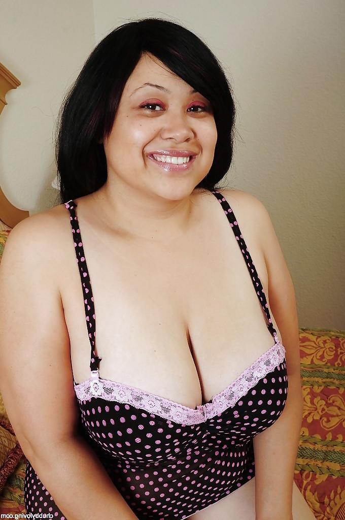 16P La gorda morena Twilight revela sus grandes tetas y su culo maduros