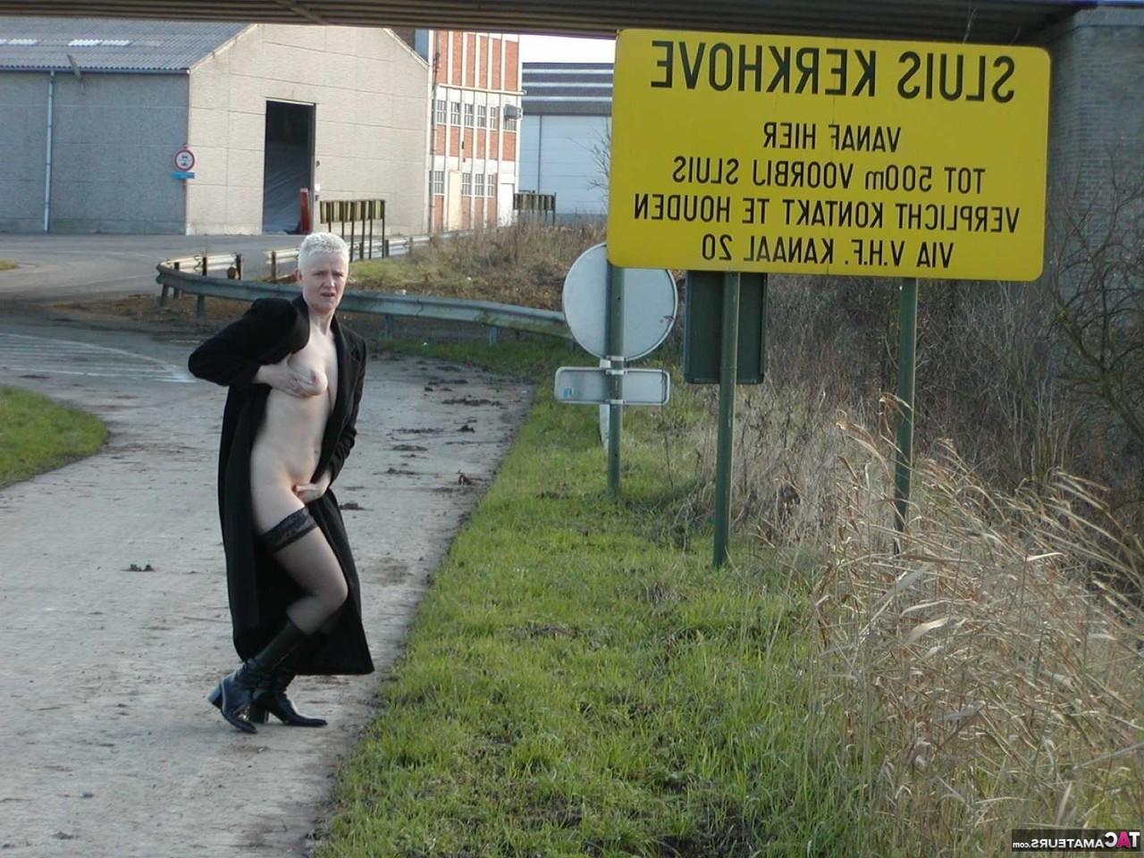 16P Die reife Blondine Tiffany Pearl zeigt ihren nackten Körper beim Besuch einer Farm