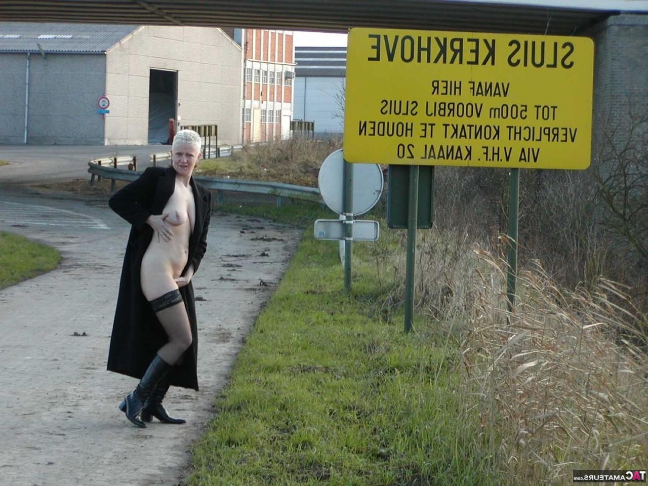16P Die reife Blondine Tiffany Pearl zeigt ihren nackten Körper beim Besuch einer Farm