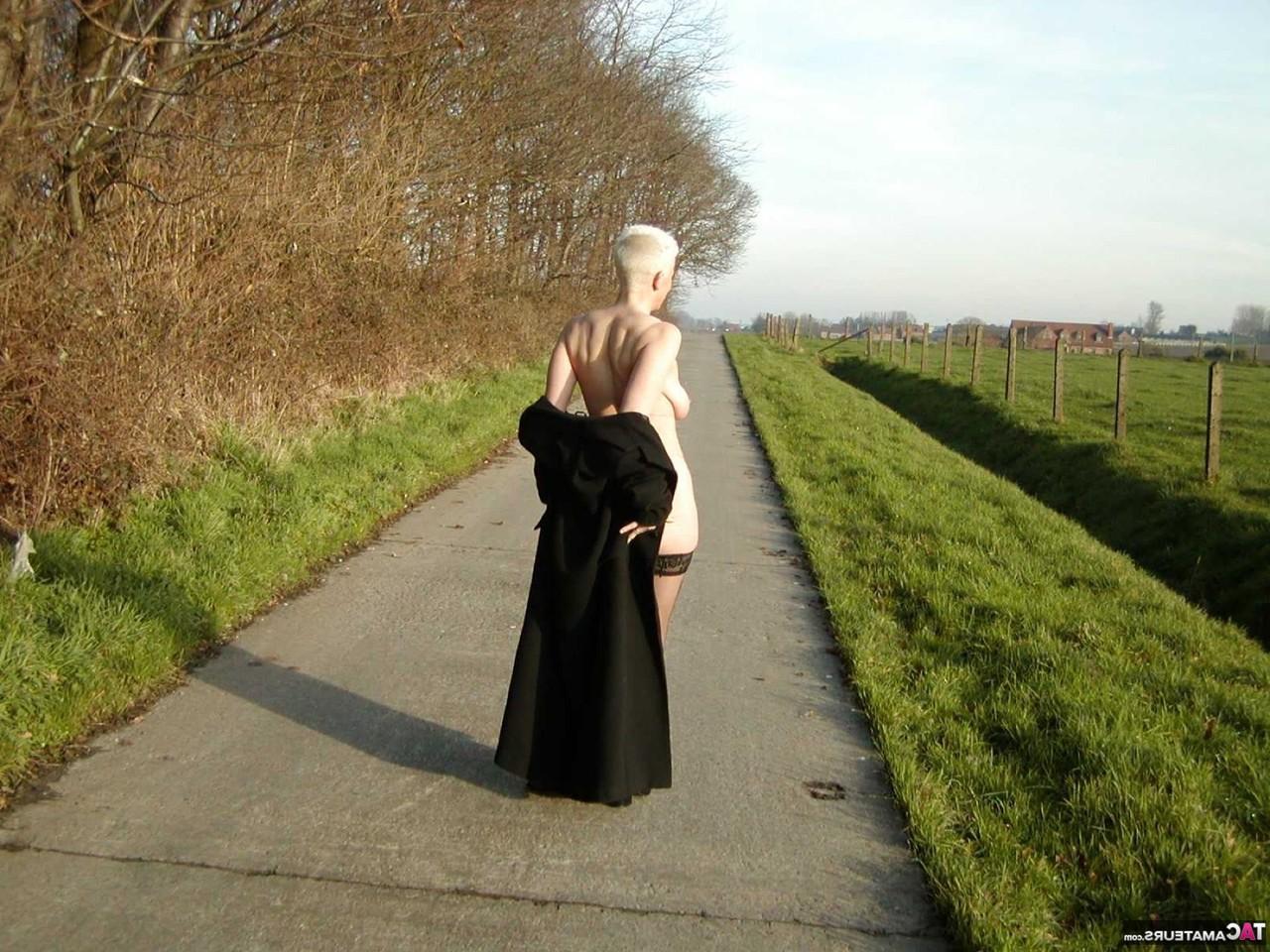 16P Die reife Blondine Tiffany Pearl zeigt ihren nackten Körper beim Besuch einer Farm
